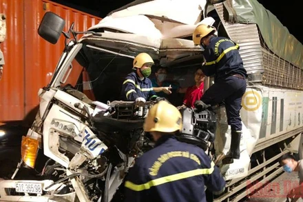 Đầu xe ô tô biến dạng sau va chạm giao thông.