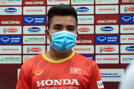 Tiền đạo Hồ Thanh Minh trả lời phỏng vấn trước buổi tập. (Ảnh: VFF)
