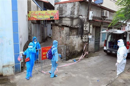 Các trường hợp F1 tại tổ 8, phường Kiến Hưng, quận Hà Đông được đưa đến khu cách ly tập trung.