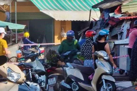 Người dân tụ tập mua bán hàng hóa tại khu vực chợ Ga Nam Lý, TP Đồng Hới.