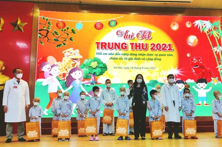 Phó Chủ tịch nước Võ Thị Ánh Xuân cùng đại diện lãnh đạo Bộ Y tế, Viện Huyết học - Truyền máu Trung ương trao quà tặng các bệnh nhi.