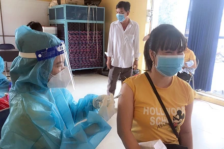 Tiêm vaccine cho người dân tỉnh Bình Dương. (Ảnh minh hoạ: BND).