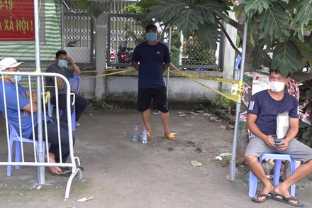 Bốn người trốn trên xe tải.