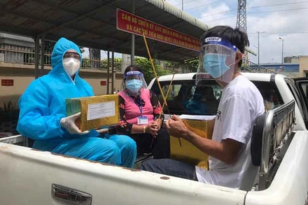 Phóng viên Báo Nhân Dân đưa cốt người mất về nhà tại phường 1, quận 6, TP Hồ Chí Minh.