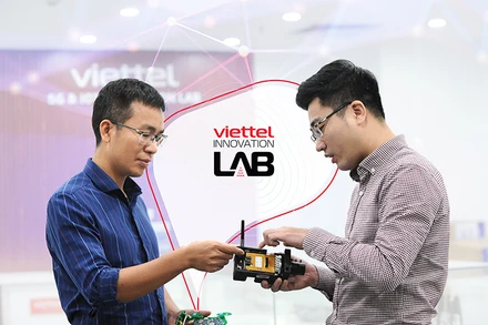 Kỹ sư của Viettel thực hiện đo kiểm chất lượng mạng 5G.