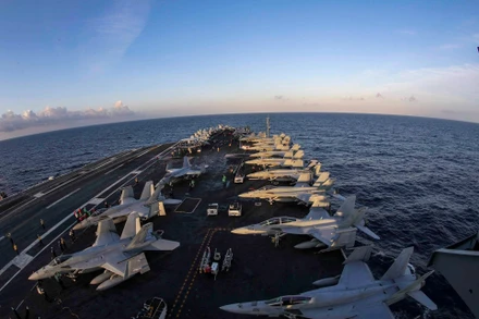 Máy bay đỗ trên hàng không mẫu hạm USS Abraham Lincoln (CVN 72). (Ảnh: Hải quân Mỹ)