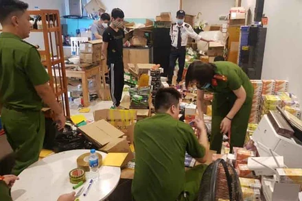 Lực lượng Công an phát hiện lượng lớn thuốc lá điện tử nhập lậu tại nhà đối tượng Phan Trường Sơn.