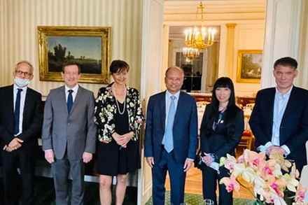 Đại sứ Đinh Toàn Thắng (thứ ba từ phải sang) và các Nghị sĩ Quốc hội Pháp.