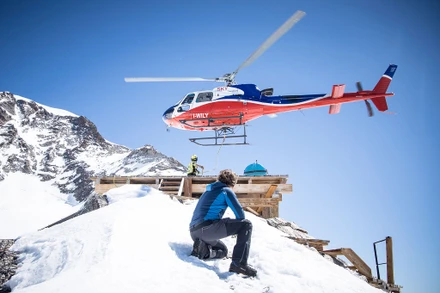 Các nhà khoa học chuẩn bị thu thập lõi băng từ sông băng Colle Gnifetti trên dãy Alps. vào tháng 6/2021. Ảnh: Reuters,