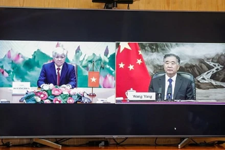 Ủy viên Thường vụ Bộ Chính trị, Chủ tịch Chính hiệp toàn quốc Trung Quốc Uông Dương trao đổi với Bí thư Trung ương Đảng, Chủ tịch Ủy ban Trung ương MTTQ Việt Nam Đỗ Văn Chiến tại cuộc điện đàm. Ảnh: Diệp Vinh 