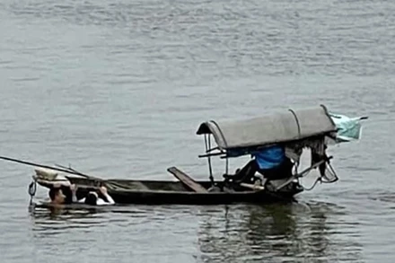 Thượng úy QNCN Ngô Văn Thứ dũng cảm lao mình xuống sông cứu người đuối nước. (Ảnh: TTXVN)