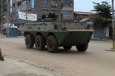 Xe quân sự trên đường phố ở khu vực Kaloum, Thủ đô Conakry, Guinea ngày 5/9/2021. (Ảnh: Reuters)