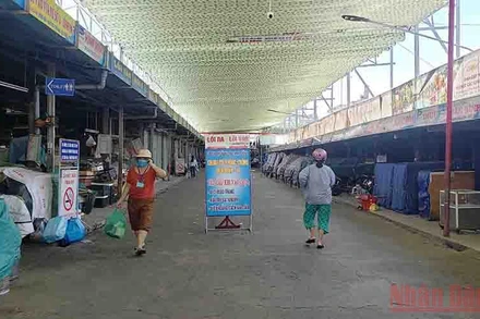 Chợ Cồn phân luồng ra, vào.