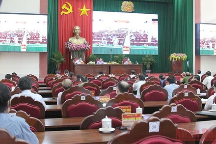 Họp trực tuyến kết nối điểm cầu chính từ Tỉnh uỷ Vĩnh Long đến các xã trong tỉnh. (Ảnh: Bá Dũng).