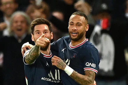 Messi và Neymar ăn mừng bàn thắng ấn định tỷ số 2-0 trước Man City. (Ảnh: DailyMail)