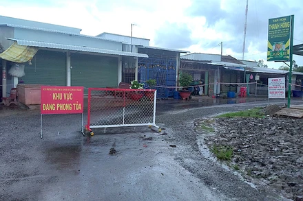 Một khu vực bị phong tỏa tạm thời ở ấp Cái Ngay (xã Thanh Tùng) liên quan đến phòng khám của bác sĩ Phước. 