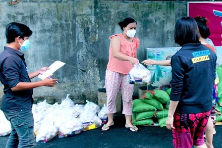 Trao quà hỗ trợ cho người lao động nghèo tại TP Vũng Tàu (Bà Rịa-Vũng Tàu).