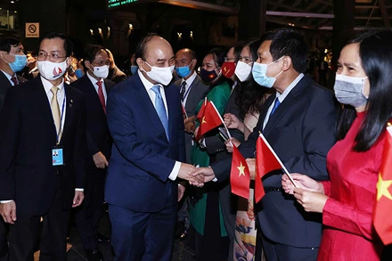 Chủ tịch nước Nguyễn Xuân Phúc bắt tay các cán bộ Đại sứ quán tại Hoa Kỳ và Phái đoàn thường trực Việt Nam tại Liên hợp quốc. (Ảnh: Thống Nhất/TTXVN)