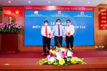 Đại diện các đơn vị tại buổi ký kết hợp tác.