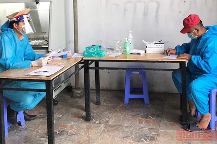 Nguyễn Văn Chiệu (bên phải) khai nhận hành vi vi phạm.