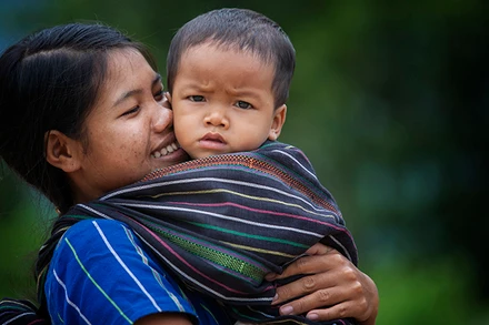 Em bé K'Ho bên mẹ (xã Rô Men, huyện Đam Rông, Lâm Đồng). (Ảnh: Nguyễn Minh Đức)