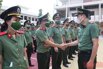 Thiếu tướng Vũ Hồng Văn, Giám đốc Công an tỉnh Đồng Nai động viên các học viên Học viện An ninh nhân dân giúp Đồng Nai chống dịch Covid-19.