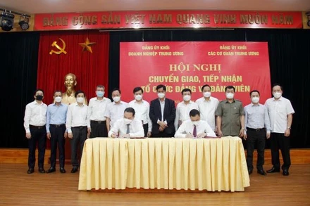 Lễ ký biên bản bàn giao hồ sơ đảng viên.