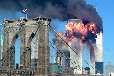 Tòa tháp thứ hai của Trung tâm Thương mại thế giới bốc cháy sau khi bị máy bay do không tặc lái đâm vào trong ngày 11/9/2001. (Ảnh: Reuters)