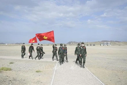 Đội tuyển Hóa học QĐND Việt Nam di chuyển vào thao trường bắn súng. Ảnh: TTXVN.