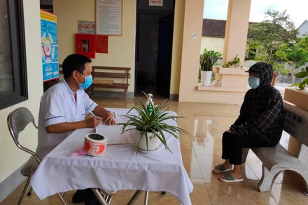 Cán bộ trạm y tế xã Thiên Lộc, Can Lộc (Hà Tĩnh) rà soát, kiểm tra người dân về địa phương từ các tỉnh khác.