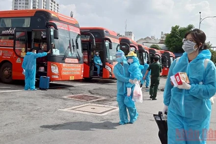 Người dân tỉnh Phú Yên chuẩn bị lên xe về quê chiều 30/9 tại bến xe Miền Đông.