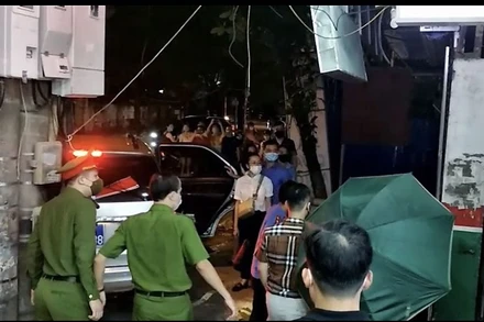 Lực lượng chức năng khám xét nhà của Đại tá Phùng Anh Lê, Trưởng Phòng Cảnh sát kinh tế Hà Nội, nguyên Trưởng Công an quận Tây Hồ.