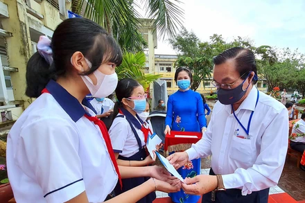 Trao học bổng cho học sinh hiếu học có hoàn cảnh đặc biệt khó khăn sáng 13/9, tại Trường Trung học cơ sở Ngô Quyền.