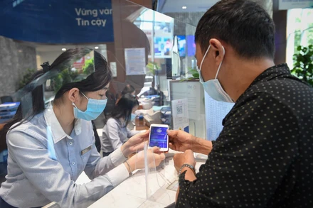 Ảnh minh họa: Giao dịch khách hàng tại ngân hàng MB.