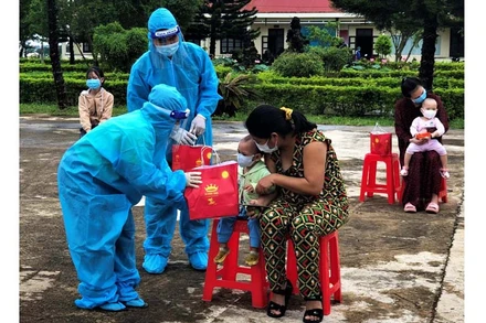 Tặng quà cho các em thiếu nhi tại khu cách ly Trung đoàn Bộ binh 991.