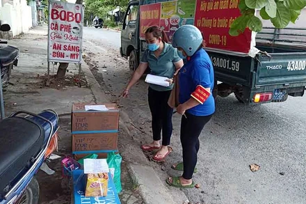 Xếp hàng chờ tới lượt đi chợ hộ