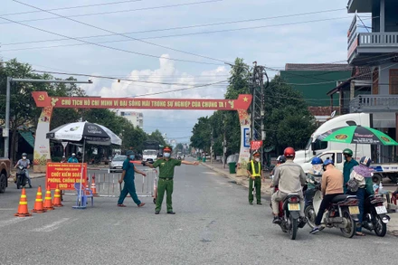 Từ 18 giờ chiều 20/9, các chốt kiểm soát dịch ra, vào TP Quảng Ngãi (Quảng Ngãi) sẽ được dỡ bỏ. 