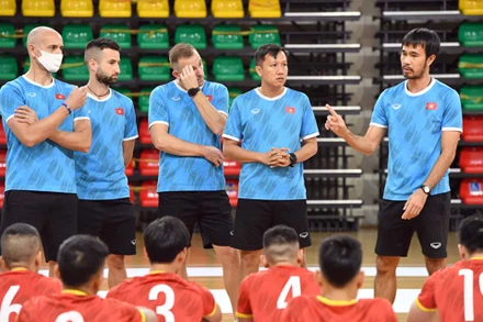 HLV Phạm Minh Giang và các cộng sự đã có phương án cho trận đấu quan trọng với đội tuyển futsal Panama. (Ảnh: VFF)