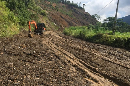Từ tháng 8 tới nay, cứ sau mưa lớn là đỉnh đèo Khau Thăm bị sạt lở, vùi lấp toàn bộ lòng đường, tràn xuống ruộng của người dân dưới ta-luy âm. 