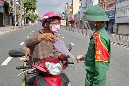 Kiểm tra giấy đi đường các đối tượng ưu tiên lưu thông trong thời gian giãn cách xã hội.