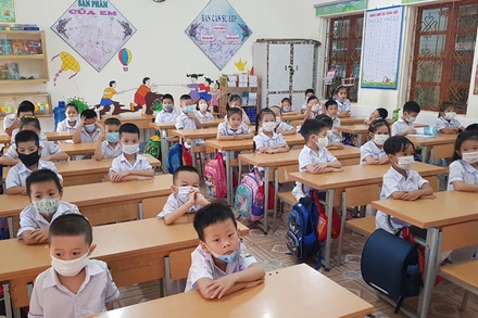 Học sinh Trường Tiểu học Trần Phú, thành phố Hà Giang khai giảng năm học mới trong tiết học đầu tiên .