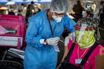 Tới nay, Philippines đã tiêm hơn 39 triệu liều vacicne ngừa Covid-19. (Ảnh: Reuters)