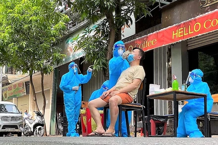 Lấy mẫu xét nghiệm trên diện rộng lần thứ ba ở phường Hồng Sơn, TP Vinh.