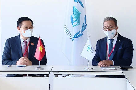 Chủ tịch Quốc hội Vương Đình Huệ gặp Chủ tịch Liên minh Nghị viện thế giới (IPU) Duarta Pacheco. (Ảnh: DOÃN TẤN/TTXVN)