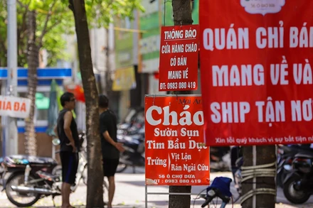 Các hàng ăn tại các quận, huyện, thị xã không có ca mắc Covid-19 trong cộng đồng từ ngày 6/9 dến nay được phép bán hàng mang về. (Ảnh: B CHÂU)