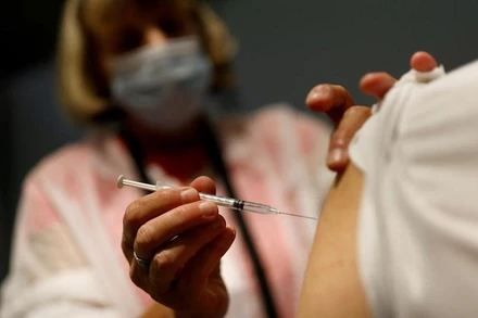 Tiêm vaccine Pfizer/BioNTech ngừa Covid-19 tại Nantes, Pháp, ngày 14/9. (Ảnh: Reuters)