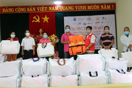 Trên 1.000 bộ áo phao đa năng được Hội Chữ thập đỏ trao hỗ trợ cho người dân Phú Yên trước mùa mưa bão. 
