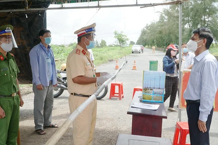 Bí thư Tỉnh ủy Sóc Trăng Lâm Văn Mẫn thăm và động viên lực lượng chống dịch tại chốt kiểm soát phòng, chống Covid-19.