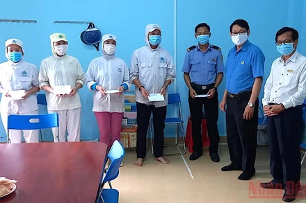 Liên đoàn Lao động Cà Mau hỗ trợ cho công nhân thuỷ sản thực hiện phương án sản xuất “3 tại chổ”.