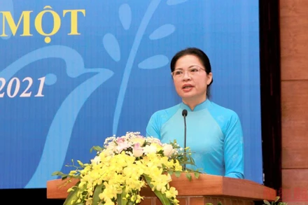 Chủ tịch Hội Liên hiệp Phụ nữ Hà Thị Nga phát biểu tại hội nghị.